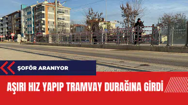 Aşırı hız yapıp tramvay durağına girdi