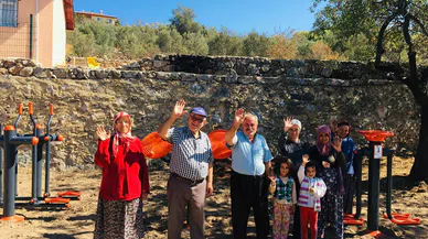 MAHALLELİ ÇOCUKLAR GİBİ SEVİNDİ