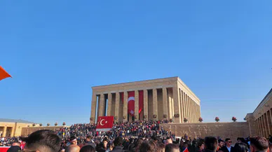 Öğrenciler Ata’nın huzurunda