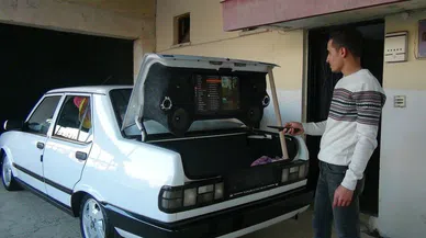 Fanatik gençler arabaya televizyon kurdu