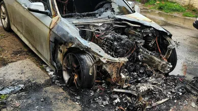 Alevler içinde kalan lüks otomobil