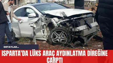 Isparta'da Lüks Araç Aydınlatma Direğine Çarptı