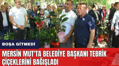 Mersin Mut'ta Belediye Başkanı tebrik çiçeklerini bağışladı