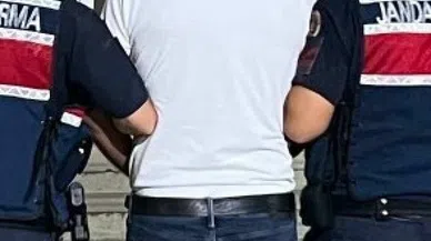 8 ayrı suçtan aranan zanlı sahte kimlikle yakalandı