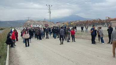SAMANDAĞ’DA DEPREMZEDELER: “DAHA CENAZELERİMİZİ GÖMMEZKEN BİZİ DİRİ DİRİ GÖMMEYE ÇALIŞIYORLAR”