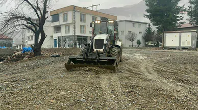 İzmit Belediyesi ekipleri, Adıyaman'ın Tut ilçesinde afet toplanma alanı oluşturuyor