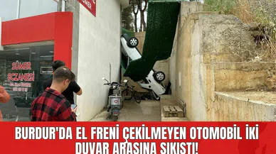 Burdur'da El Freni Çekilmeyen Otomobil İki Duvar Arasına Sıkıştı!