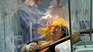 Beyin ameliyatı olurken 4 saat boyunca gitar çaldı