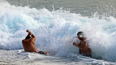 Dev dalgalara kafa tuttular