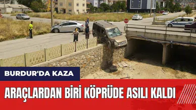 Burdur'da kaza: Araçlardan biri köprüde asılı kaldı