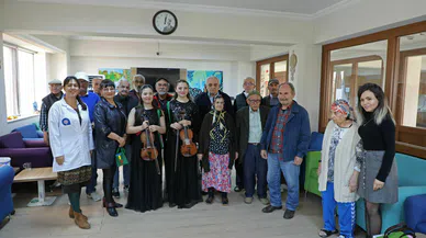 Gençler çaldı huzurevi sakinleri dinledi