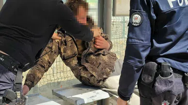 Otobüs durağında uyuyakalan turist polisi harekete geçirdi