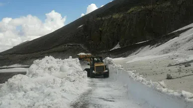 DÜNYANIN İKİNCİ GÖLÜ KARLA MÜCADELE EDİYOR