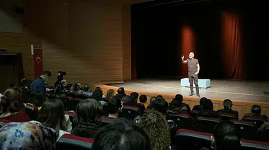 Ünlü oyuncu, depremzedeleri güldürdü