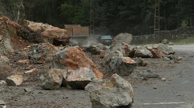 Hatay'da deprem kayaları yerinden böyle koparmış  