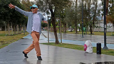 69 YAŞINDA GENÇLERE TAŞ ÇIKARDI