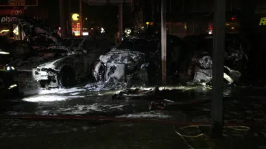 Önce kurşunlandı, şimdi ise lüks otomobiller alev alev yandı