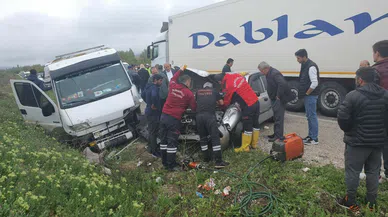 Otomobil çekici ile çarpıştı: 2 yaralı   