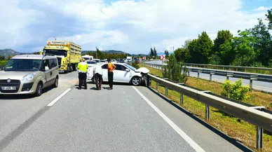 Önce bariyere sonra motosiklete çarptı