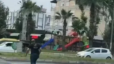 Yolun karşısına geçmek isteyenlerin karga ile imtihanı