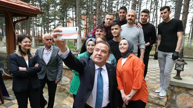 Başkan Böcek vatandaşlarla bir arada