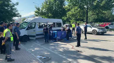 İşçi servisi ile otomobil çarpıştı 1 kişi hayatını kaybetti 9 yaralı