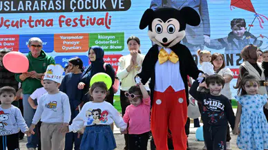 Antalya’da 23 Nisan Coşkusu: Cam Piramit’te Renkli Anlar