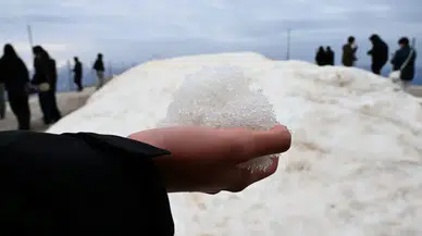 Antalya’da Yaz Yaşanırken, Kemerli Öğrenciler Zirve Kar Keyfi Yaptı