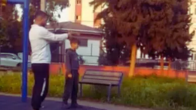 Adana'da Tepki Yağan Görüntü: Parkta Çocuğa Silah Kullanmayı Öğretti!