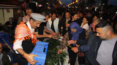 Kumlucalı Mahalle Muhtarından 1 Tonluk Salatalık Ziyafeti