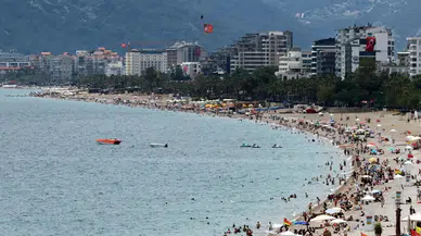 Antalya’da 19 Mayıs Tatili Konyaaltı Sahili’ni Doldurdu!