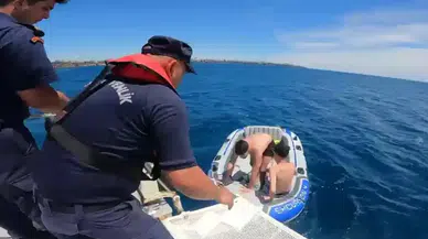 Konyaaltı Sahili’nde Batan Bottan Gençleri Sahil Güvenlik Kurtardı