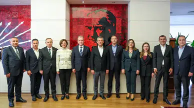 Büşra Özdemir Özgür Özel’in CHP’deki Olağanüstü Toplantısında Yer Aldı