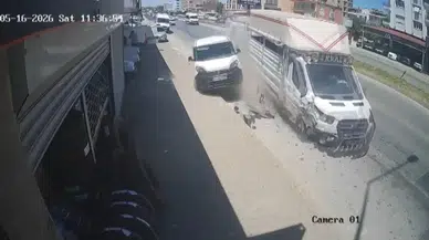 Serik'te Patlayan Lastik Kazayı Getirdi! Kamyonet Park Halindeki Aracı Biçti