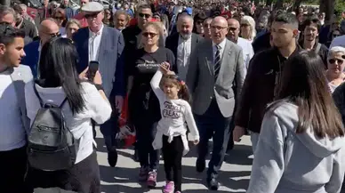 Küçük Kız Öncü Oldu, Binler Haykırdı! 'Andımız'ı Okuyarak Ata'ya Yürüdüler!