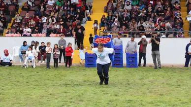 Kumluca'da Festivalde Kadınlar Halat Çekip Domates Kasası Taşıdı