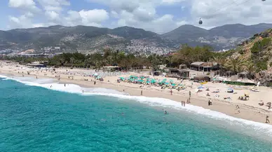 Alanya’da Yaz Erken Geldi! Kleopatra Plajı’nda Yoğunluk Dikkat Çekti