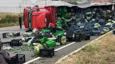 Antalya'da Sebze Yüklü Kamyon Devrildi, Motosiklet Metrelerce Sürüklendi!