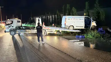 Antalya’da Korkutan Kaza: Kamyonet Su Kanalında Asılı Kaldı