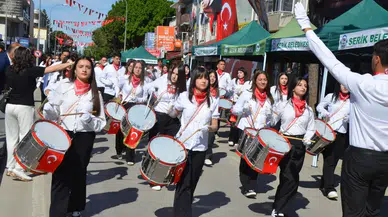 Serik'te 19 Mayıs Kutlamaları Cumhuriyet Meydanı Gençlerin Enerjisiyle Doldu