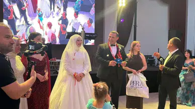 Serik’te Düğüne Zabıta Damgası! Mesai Arkadaşlarından Bariyerli Takı Sürprizi