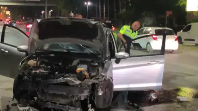Antalya'da Kazada Hurdaya Dönen Araçtan Kendi İmkanlarıyla Çıktı
