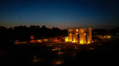 Patara'da Tarihi Gece: Antik Kentin Işıkları Karanlığı Aydınlattı
