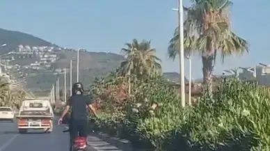 Alanya'da Trafikte Ölümcül Gösteri: Motosiklet Üzerinde Ayağa Kalktı!