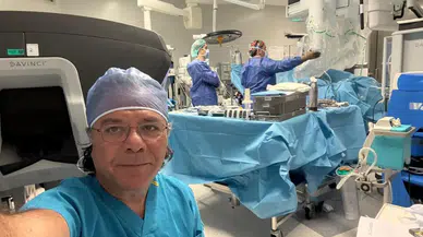 Akdeniz Üniversitesi Mezunu Türk Cerrah İngiltere'de Canlı Ameliyat Yapacak