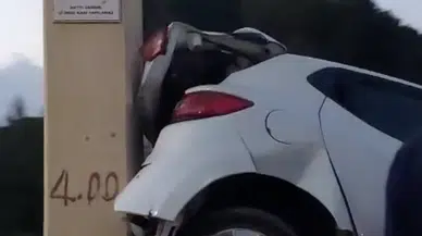 Antalya’da İnanılmaz Manzara! Sürücüsünün Kontrolünden Çıkan Araç Duvarda Asılı Kaldı!