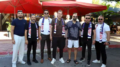 Konyaaltı'nda Kırmızı-Beyaz Çıkarma: Antalyaspor Otobüsü Sokakları İnletti!