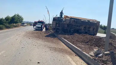 Hatay'da Kontrolden Çıkan Hafriyat Kamyonu Refüje Çarpıp Devrildi