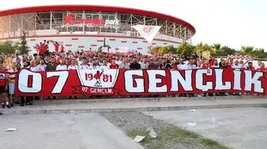 Antalyaspor Taraftarından Tarihi Meşale Şovu!