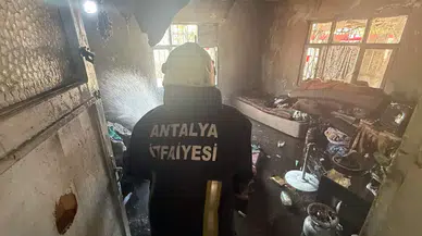 Kepez'de Yangın: Komşu İki Ev Aynı Anda Alev Aldı